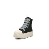 Thick soled sneakers are versatile and trendy, with a unique personality