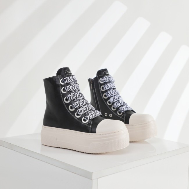 Thick soled sneakers are versatile and trendy, with a unique personality