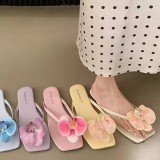 Women's Open Toe Flat-Bottom Slippers Niche Petal Beach Flip-On for Summer Vacation Seaside Flip-flops