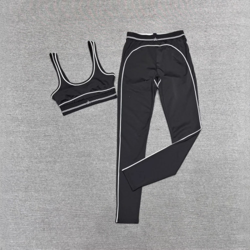 Early spring European and American Kendall Jenner style sports set: yoga fitness Pilates bra, tight tank top, and long pants