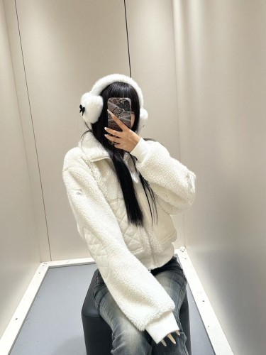 In stock: 2025 winter new lamb wool stand-up collar zip-up short jacket, fleece-lined, warm, sporty casual top