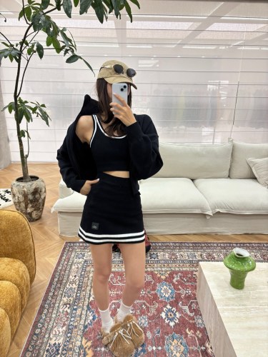 In-stock spring/summer new high-waisted versatile knitted skirt, slimming and stylish, casual short skirt, base skirt