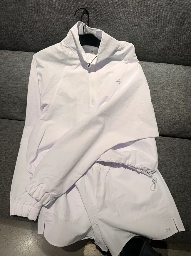 In-stock short half-zip jacket with exposed navel and stand-up collar, sports casual woven pullover jacket for women + shorts