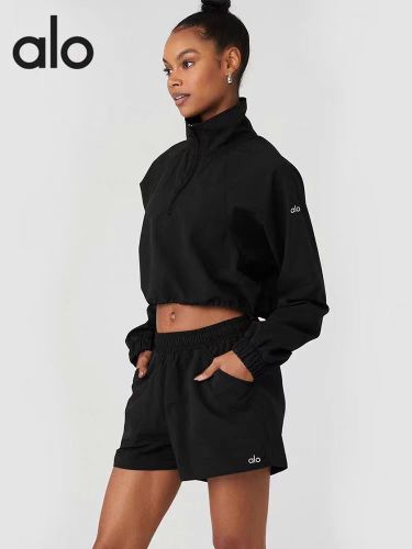 In-stock short half-zip jacket with exposed navel and stand-up collar, sports casual woven pullover jacket for women + shorts