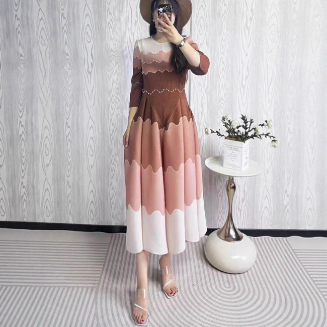 Miyake European and American cross-border pleated plus-size dress, fashionable color-blocking with beading, elegant and loose-fitting, slimming long dress