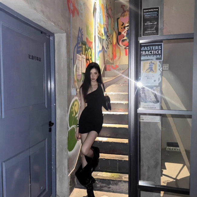 The same style of asymmetrical one-shoulder backless dress with buckle and bodycon fit, sexy and alluring in a European and American style