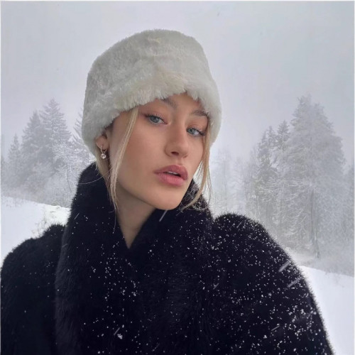 The same style of eco-friendly faux fur mid-length coat, popular streetwear for European and American fashionistas