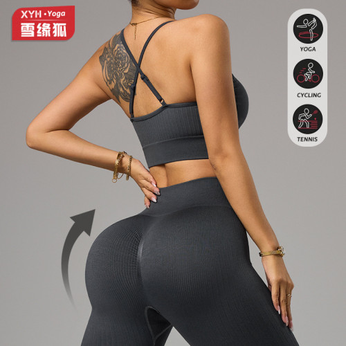 Xiyin's popular sports yoga set for women includes a cross-strap bra and peach-butt yoga pants, a seamless fitness set