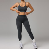 Xiyin's popular sports yoga set for women includes a cross-strap bra and peach-butt yoga pants, a seamless fitness set