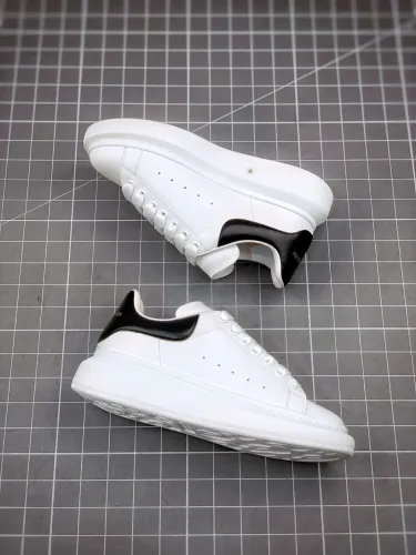 Alexander McQueen/亚历山大麦昆黑尾亮皮