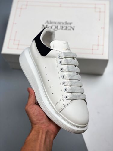 Alexander McQueen/亚历山大麦昆 松糕鞋厚底增高小白鞋植绒皮面尾