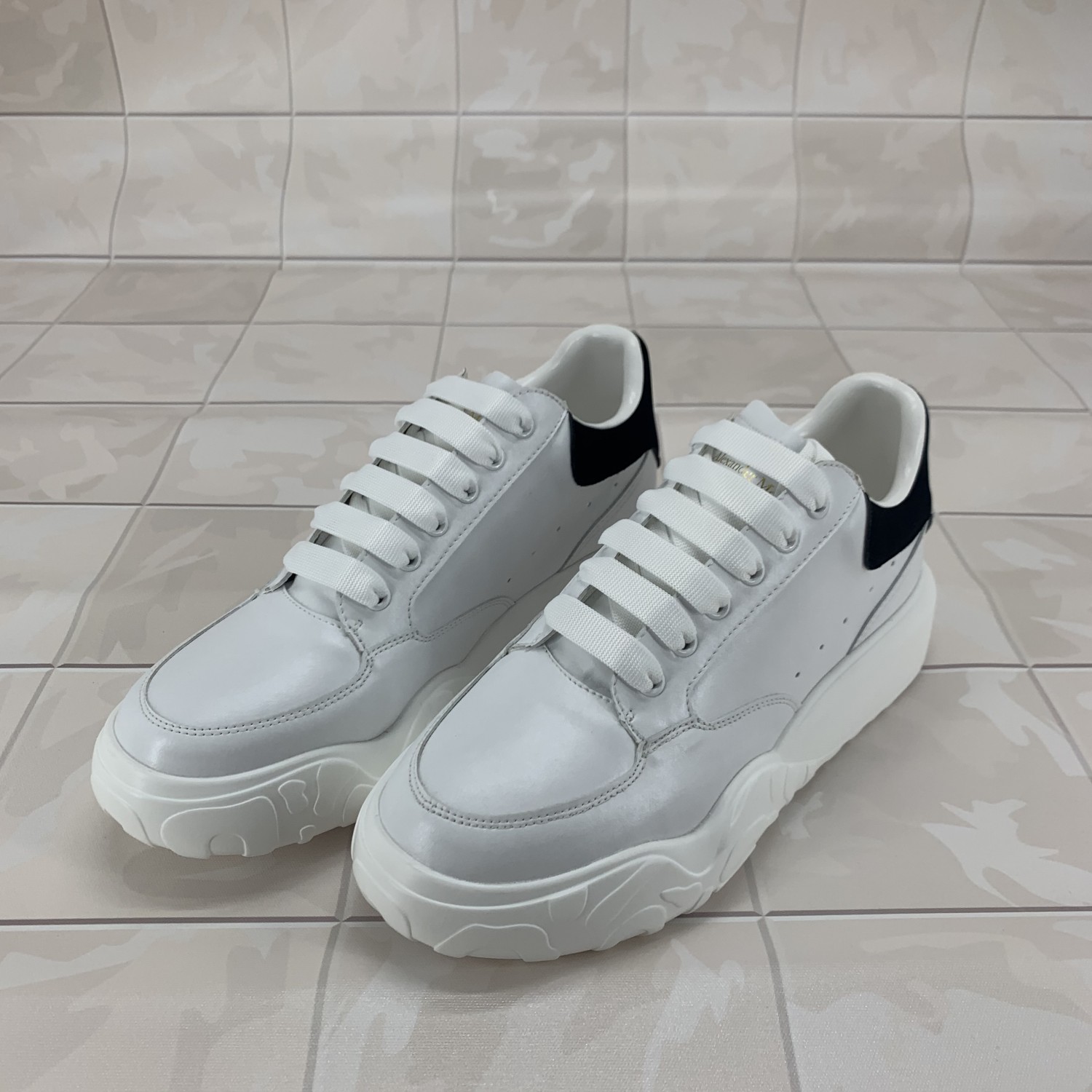 alexander mcqueen trainers black white