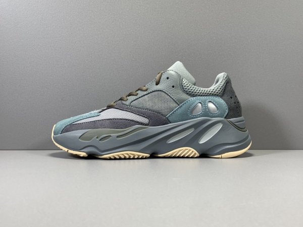 YEEZY 700 BOOST TEABLU  FW2499