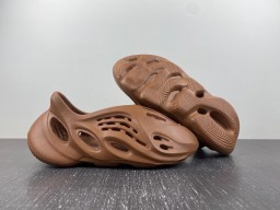 Yeezy Foam Runner “Flax” HP5335