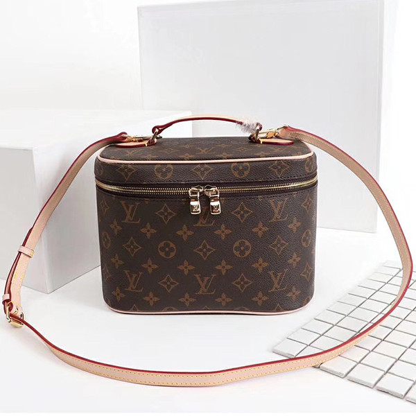 B1P70E104 Popular leather bag