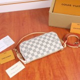 B1X102E17 Popular  leather bag 