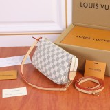 B1X102E17 Popular  leather bag 