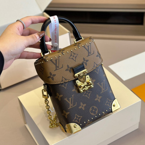6XE135B (Fashionable leather bag )