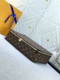 B1X34E272 Popular  leather bag 
