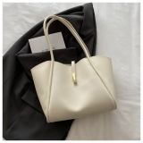 2XE37B  Fashionable leather bag 