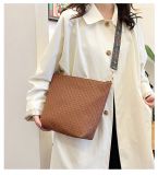 2XE65B  Fashionable leather bag