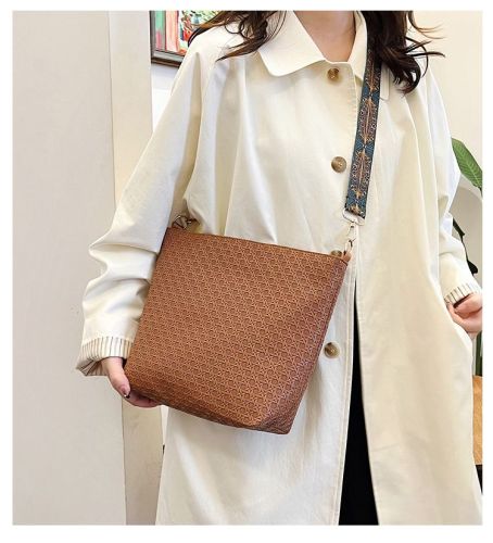 2XE65B  Fashionable leather bag
