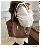 2XE37B  Fashionable leather bag 