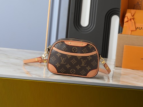 B1R15E147 Popular leather bag