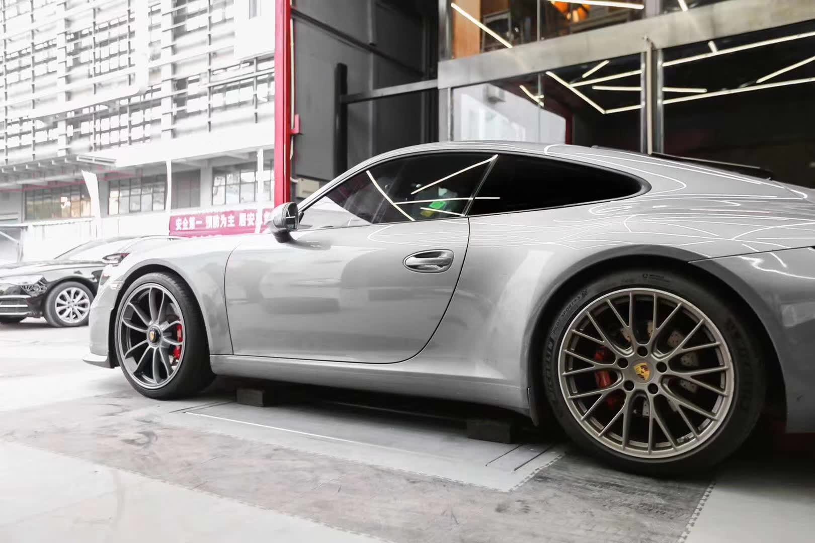 Porsche 718 Center lock 22 inch wheels 