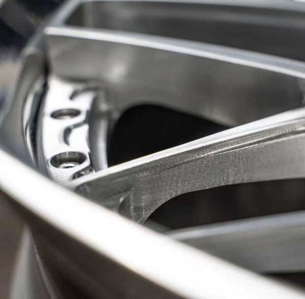 Staggered Spoke Design Central Lock Brushed Center Polish Barrel