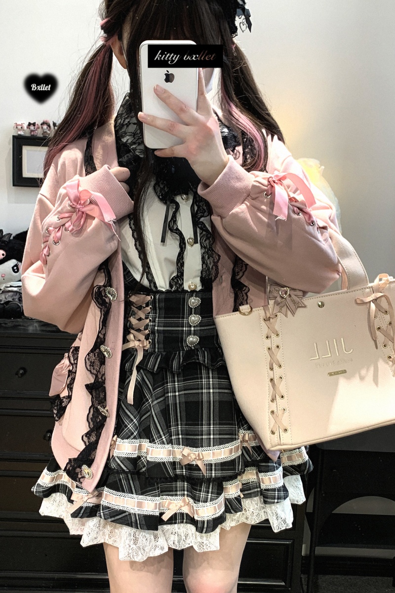 Qiz dosti tashqarida bolganida bir yigit sotuvchi bilan jinsiy aloqada boladi.