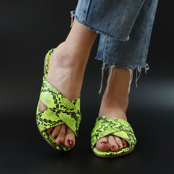 2020 New Fashion Woman Flat Snake Skin Sandals
