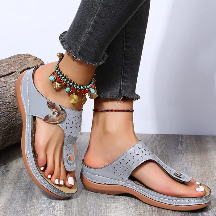 2023 Summer New Women's Metal Decor Feature Pattern Wedge Flip-Flops