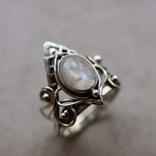 🔥Last Day 75% OFF🎁Triangle Moonlight Gemstone Ring