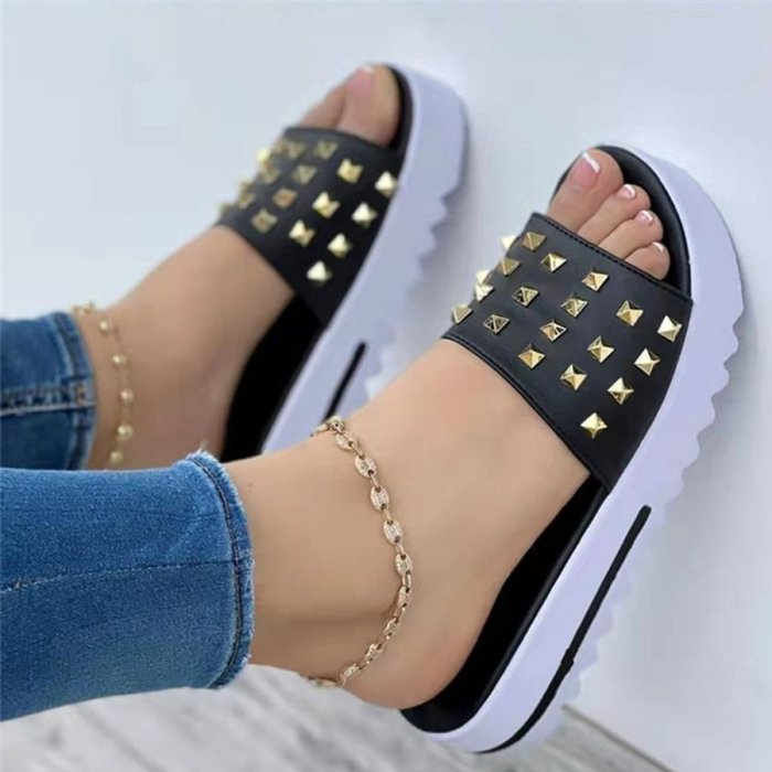 Studded Casual Resort Slippers