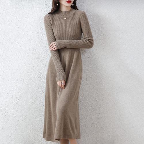 Elegant rib-knit midi turtleneck smart-knit dress