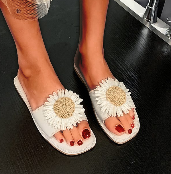 Summer New Female Simple Casual Wild Flat Daisy Sandals And Slippers