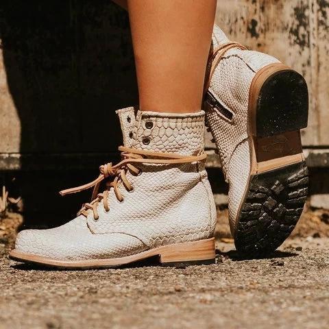 mollyca official boots