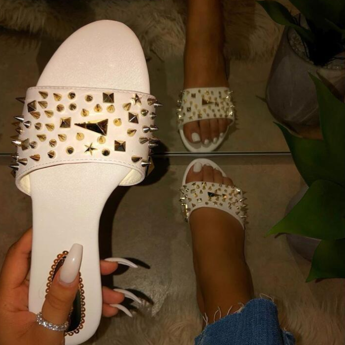 2020 New And Fashional Woman Sandals Studded Spiked Strap Lightly Padded Insole Slippers