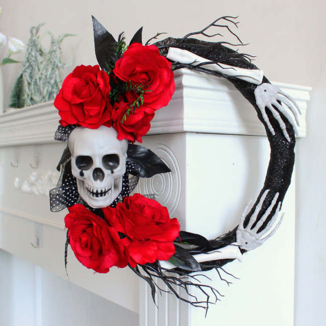 16  Scary Skull and Red Roses Wreath