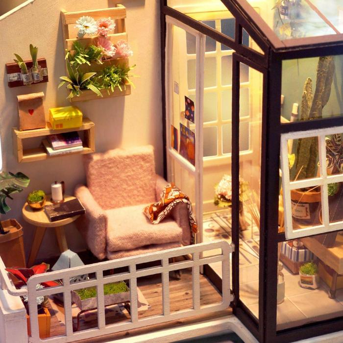 Hannah's Miniature Balcony | Anavrin