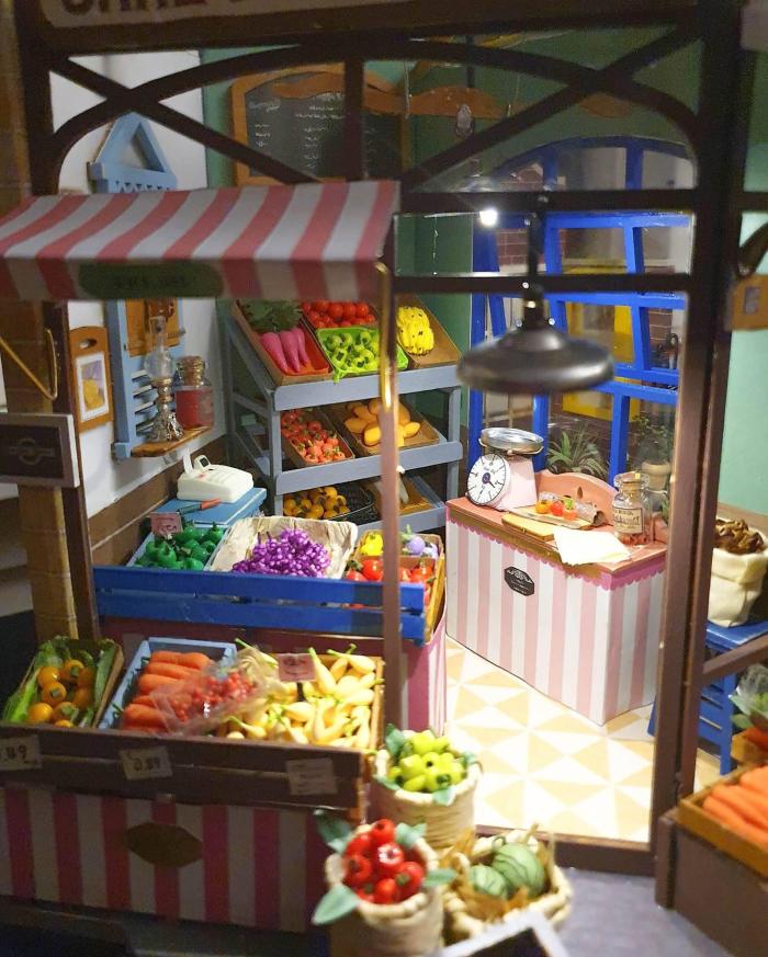 Carl's Miniature Fruit Shop | Anavrin