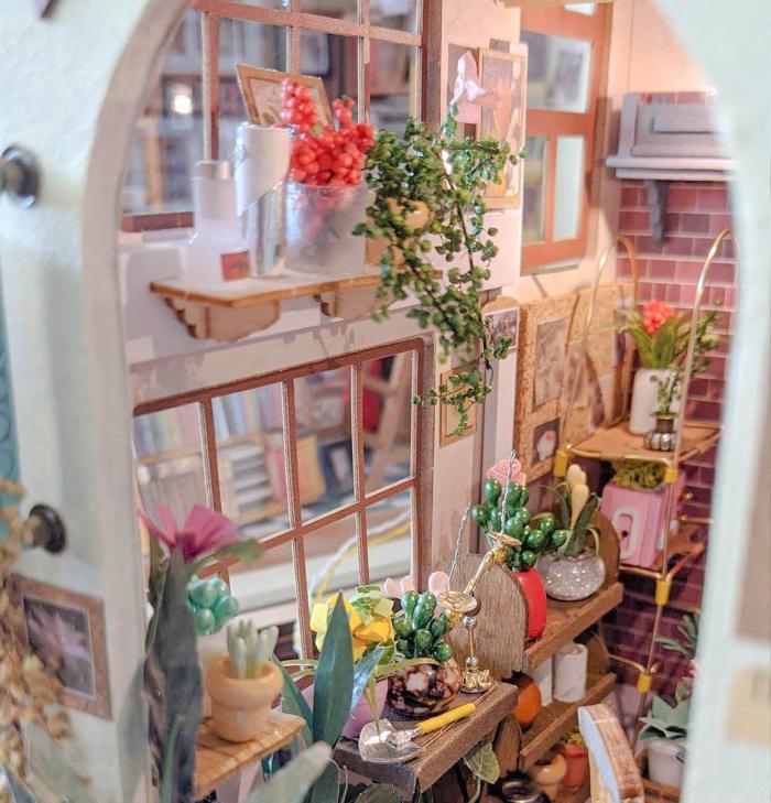 Emily's Miniature Floral Boutique | Anavrin