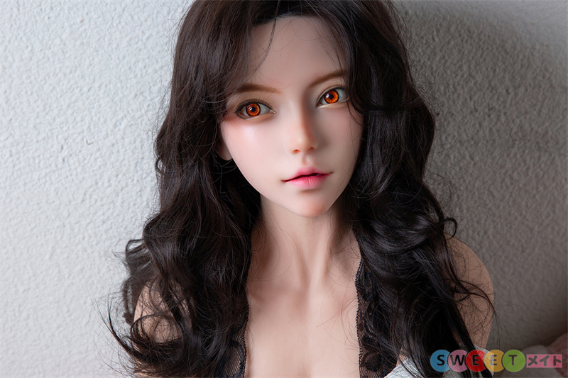 巻き髪ラブドール