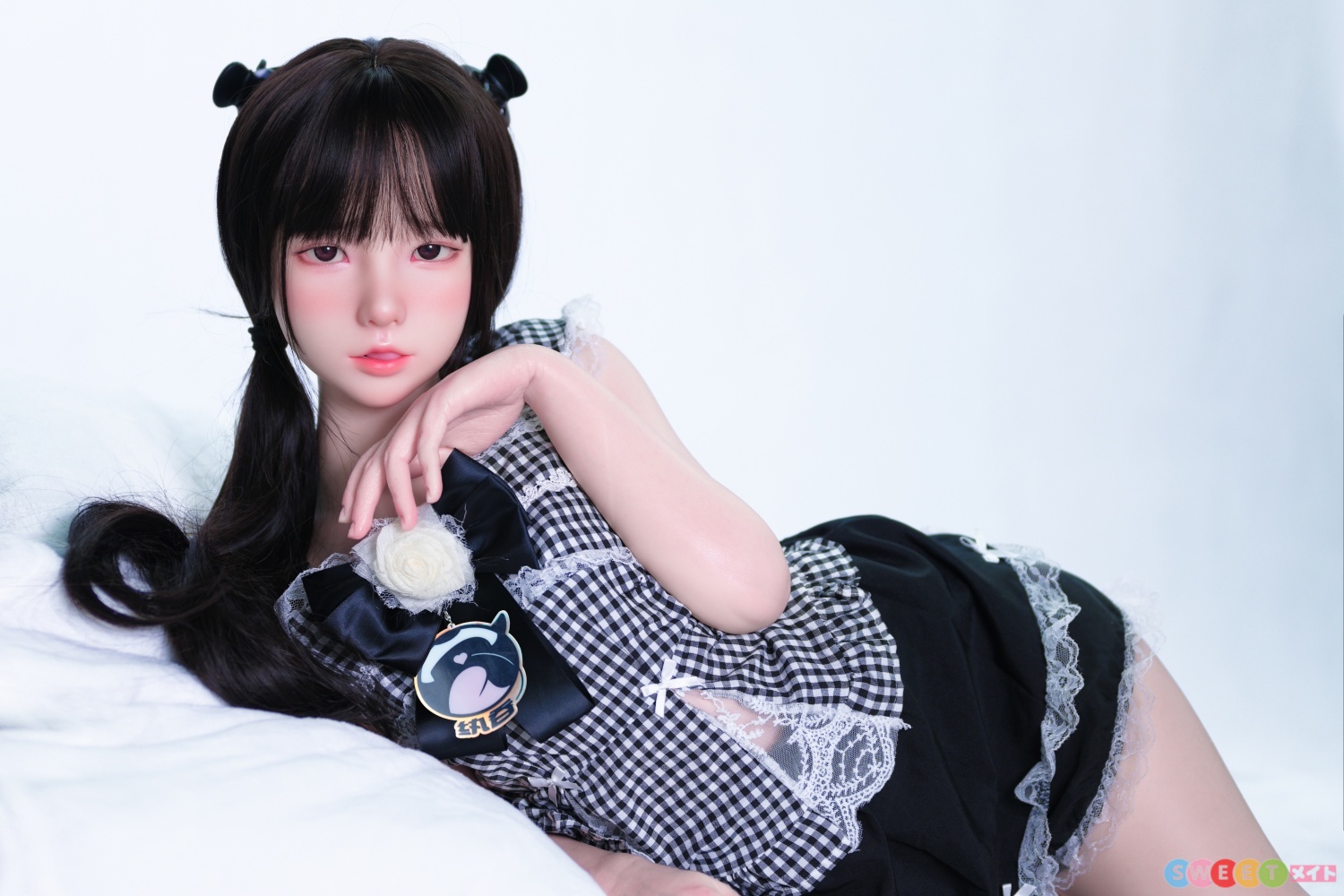 149cm S6-奈緒 寝転がるポーズ