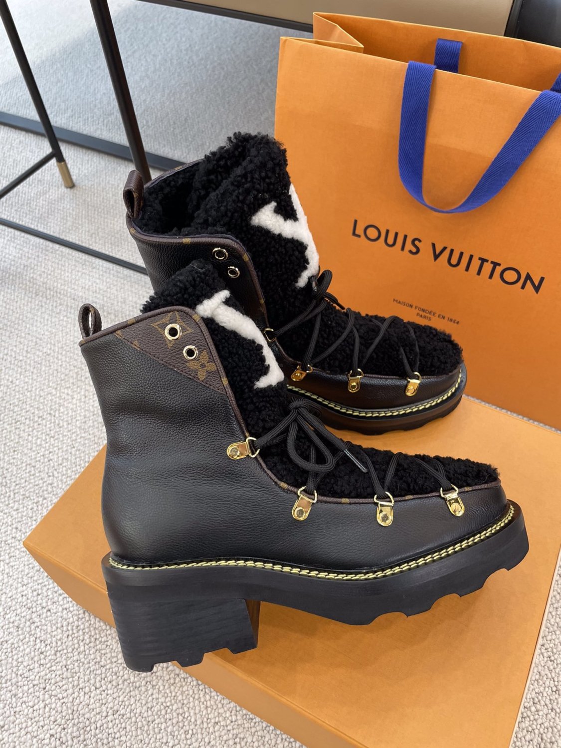 Louis Vuitton LV Record Chelsea Boot Cream. Size 41.0