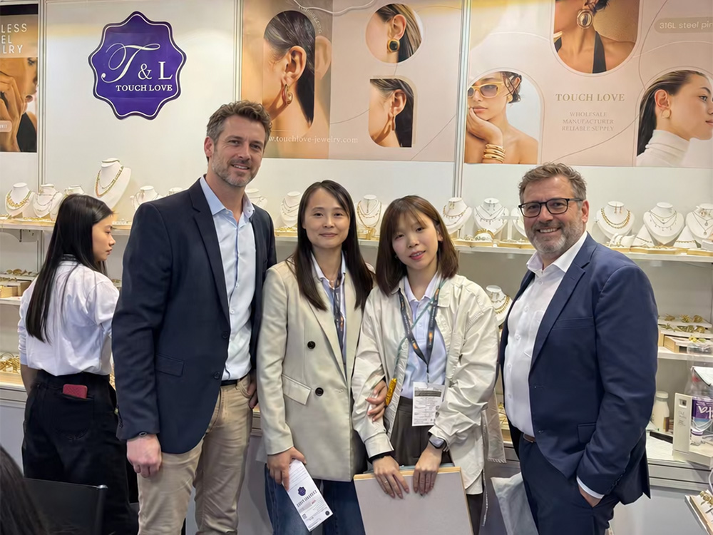 Touchlove Jewelry meeting international jewelry buyers at HKTDC Hong Kong International Jewellery Show 2026