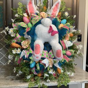 Easter bunny wreath 🐰💐 See how the rabbit broke into your home!