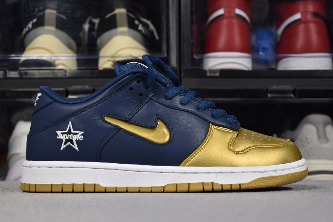Nike SB Dunk Low Supreme Jewel Swoosh 