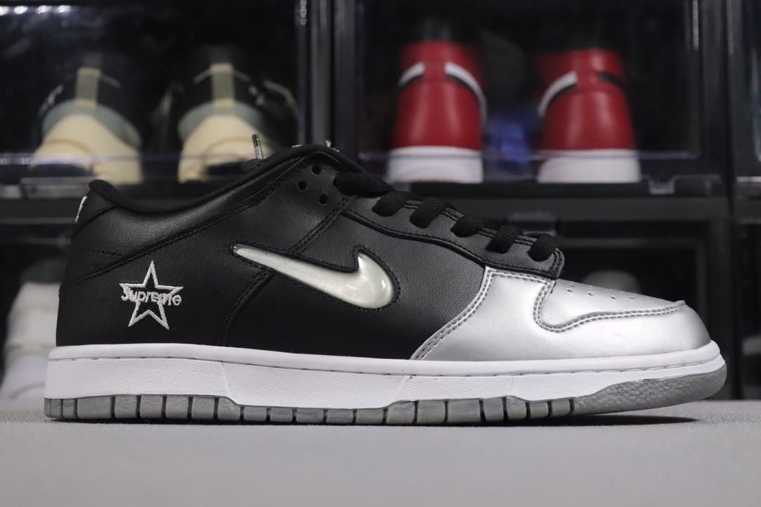 Nike SB Dunk Low OG QS Supreme Jewel Swoosh Silver Black - www.flamsneaker.com